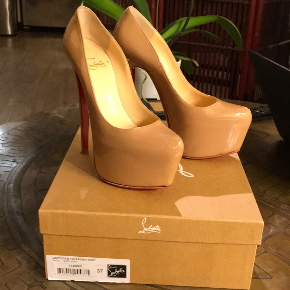 Christian Louboutin Daffodile Nude patent soft 160